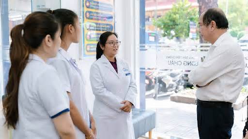 Sở Y tế TPHCM tuyên dương bác sĩ cấp cứu thành công người phụ nữ sốc phản vệ tại nhà thuốc