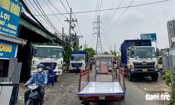 Trạm rác ở Hiệp Bình Chánh quá tải, mùi hôi ‘tấn công’ cả khu phố