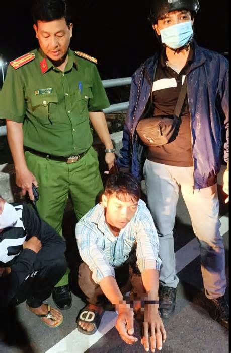 Bắt hai thanh niên dương tính ma túy và thủ súng mua từ Malaysia