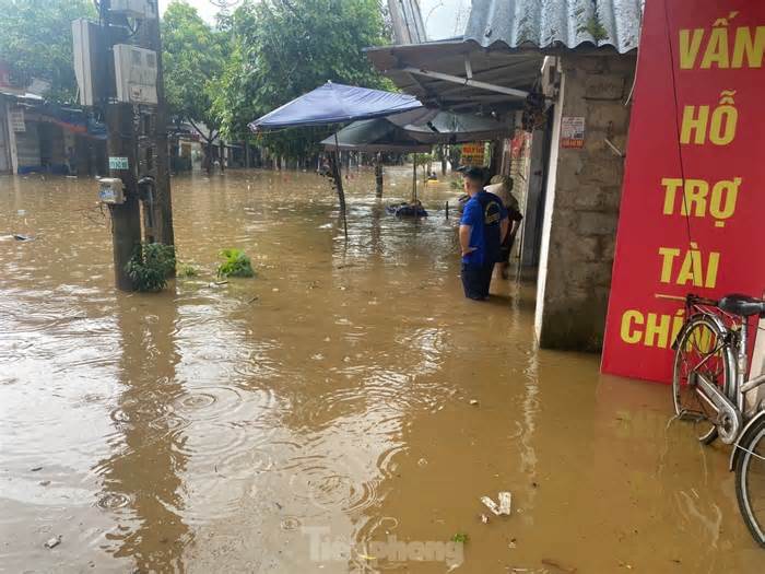Mưa lớn, ngập sâu, người dân bơi phao trên phố Lào Cai