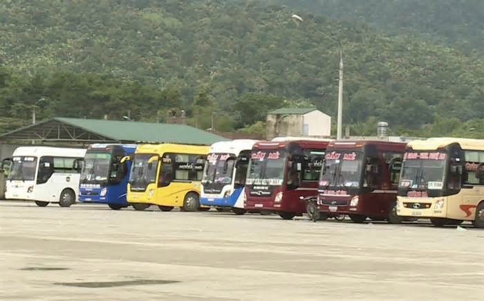 Dùng đá, lá cây rồi giả danh công an để lừa tiền nhà xe