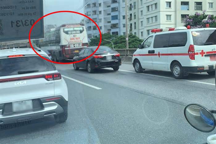 CSGT Hà Nội xác minh xe khách đi vào làn khẩn cấp, chặn đầu xe cứu thương