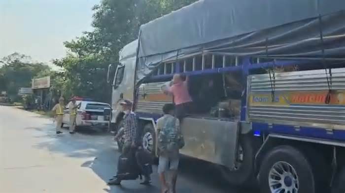 Bình Định: Phát hiện xe tải nông sản chở theo 7 người trên thùng xe