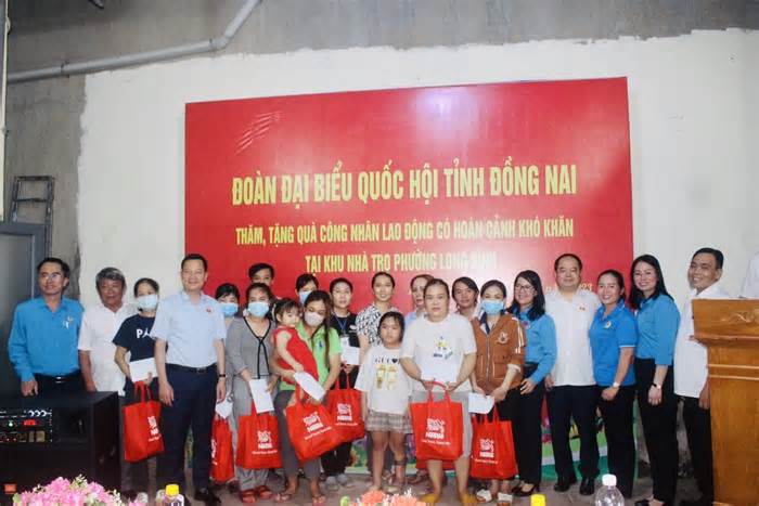 Về tận nhà trọ tặng quà cho người lao động trong tháng công nhân ở Đồng Nai