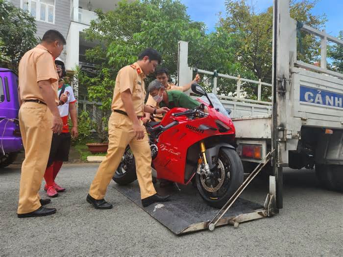 Chi tiết hành vi vi phạm giao thông của người mẫu Ngọc Trinh