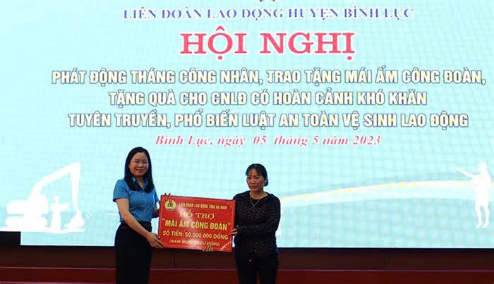 Tặng 90 suất quà cho công nhân lao động có hoàn cảnh khó khăn