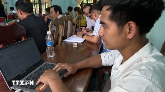 Đà Nẵng: Cán bộ, giáo viên băng rừng, lội suối đến lớp học AI
