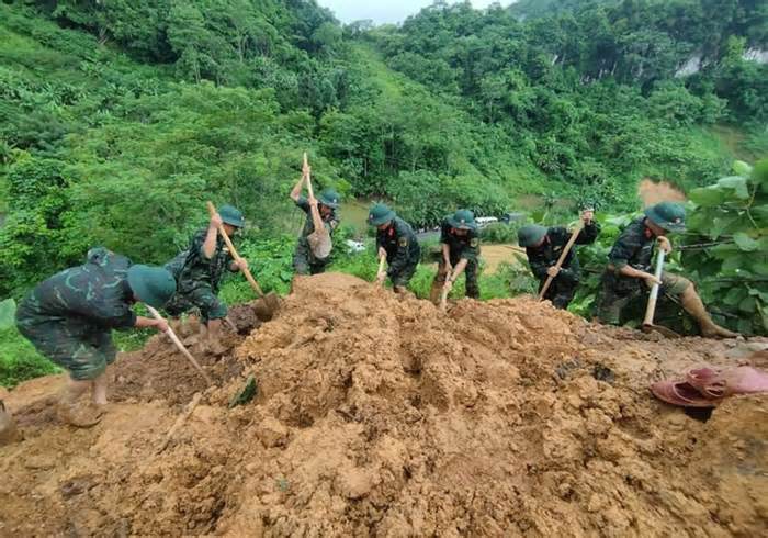 Vụ xe khách bị vùi lấp ở Hà Giang khiến nhiều người tử vong: Nạn nhân sống sót cố cào đất đá ra để thở