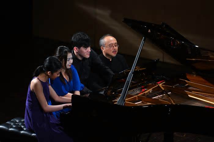 Khán giả vỗ tay không ngớt, thầy trò Đặng Thái Sơn 'đãi' thêm bản piano tám tay
