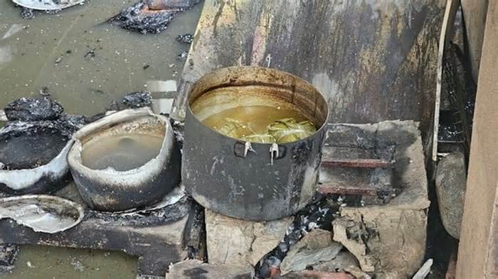 Luộc bánh chưng gây cháy nhà, người dân lấy nước từ bể tiểu cảnh dập lửa