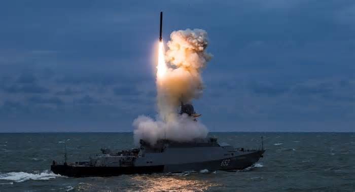 Nga nối lại các cuộc tấn công tên lửa Kalibr từ tàu chiến