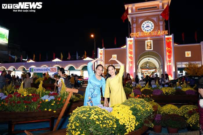 Người dân TP.HCM 'xuyên đêm' check-in Tết