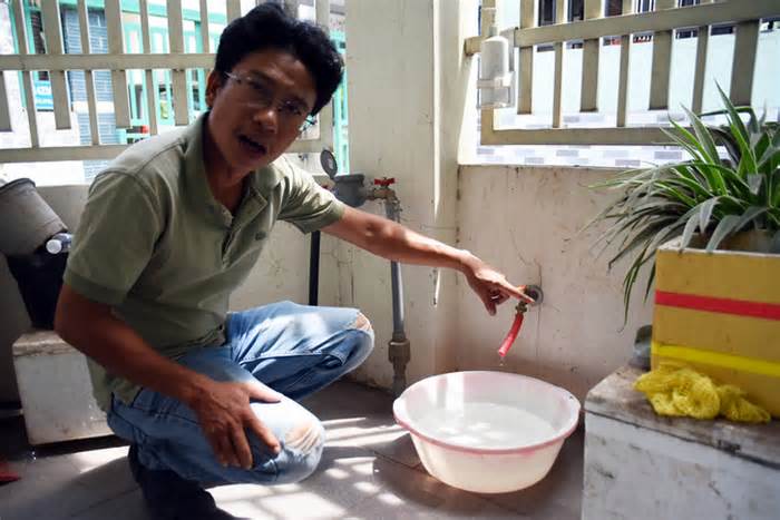 Nước máy phập phù, nhiều hộ dân ở Biên Hòa chật vật giữa nắng nóng