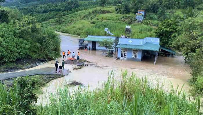 Cứu hộ đưa người dân thoát khỏi vùng cô lập do mưa lũ