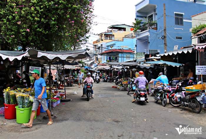 Hẻm 'bát quái' ở TPHCM: Khách vất vả tìm lối ra, liên tục gặp biển cảnh báo