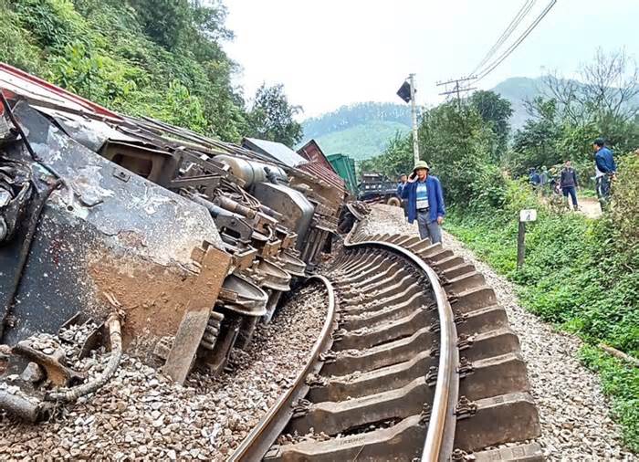 Tàu hỏa trật bánh lật nghiêng sau va chạm xe tải