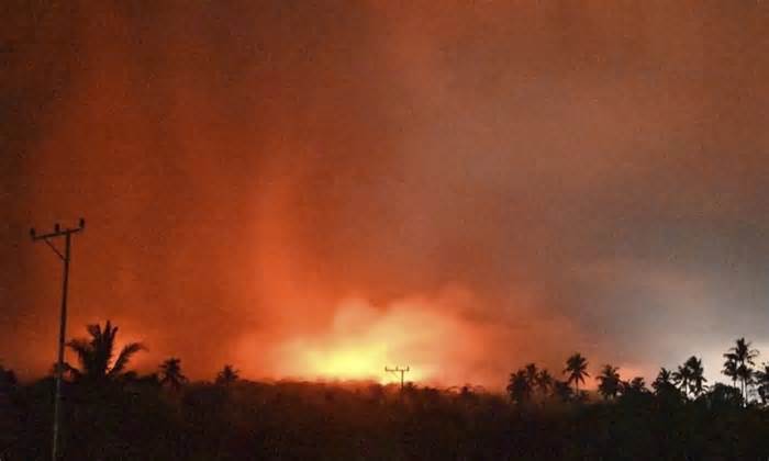 Núi lửa Indonesia phun trào, thiêu rụi nhiều nhà dân