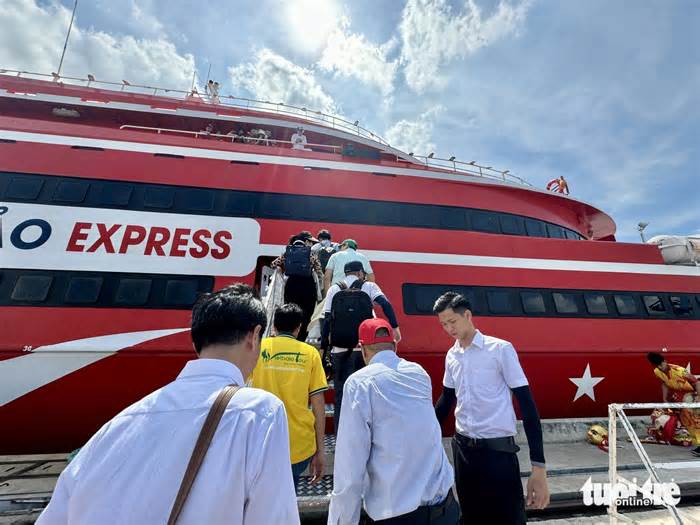 Sớm sửa đường, hoàn thiện xe trung chuyển cho khách đi tàu cao tốc TP.HCM - Côn Đảo