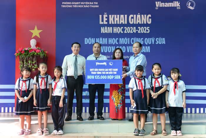 Niềm vui bất ngờ ngày khai giảng dành tặng học sinh khó khăn tỉnh Bến Tre