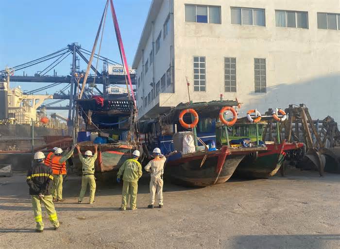 Sới bạc di động bằng tàu cá trên vịnh Hạ Long
