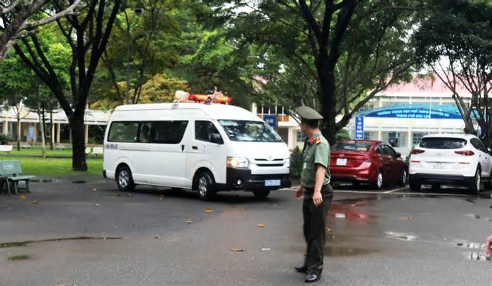 Xe cấp cứu đón 2 thí sinh bị tai nạn ở Bảo Lộc đến bệnh viện