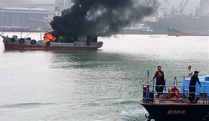 Tàu chở dầu cháy ngùn ngụt tại cảng Nghi Sơn, 2 người thoát chết