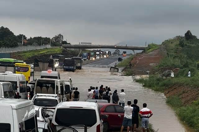 'Thất thủ' cao tốc Phan Thiết - Dầu Giây: Xe ngập nước, tài xế được bồi thường?