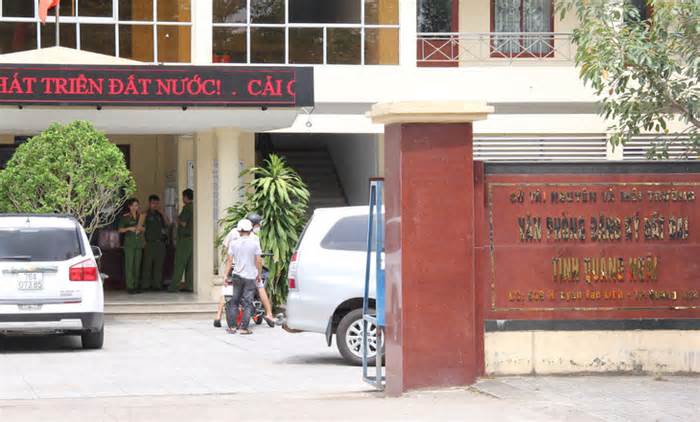 Khởi tố, khám nơi làm việc ba cán bộ Văn phòng đăng ký đất đai tỉnh Quảng Ngãi