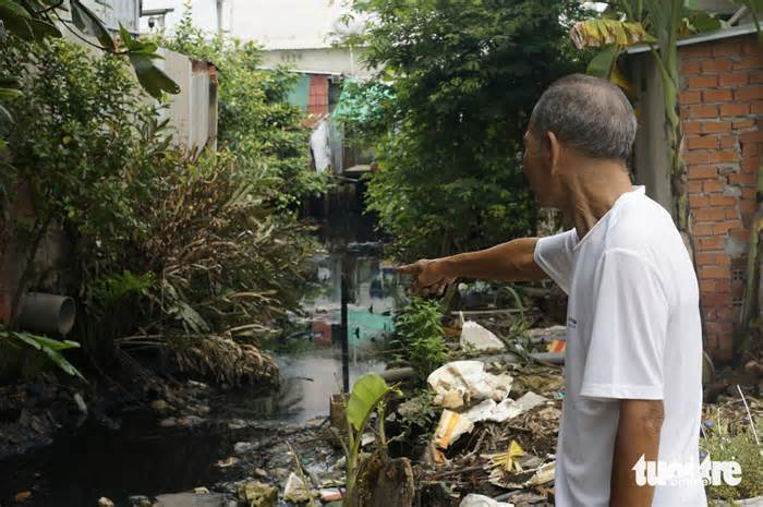 Gần 20 năm sống cạnh con rạch đen ngòm, hôi thối