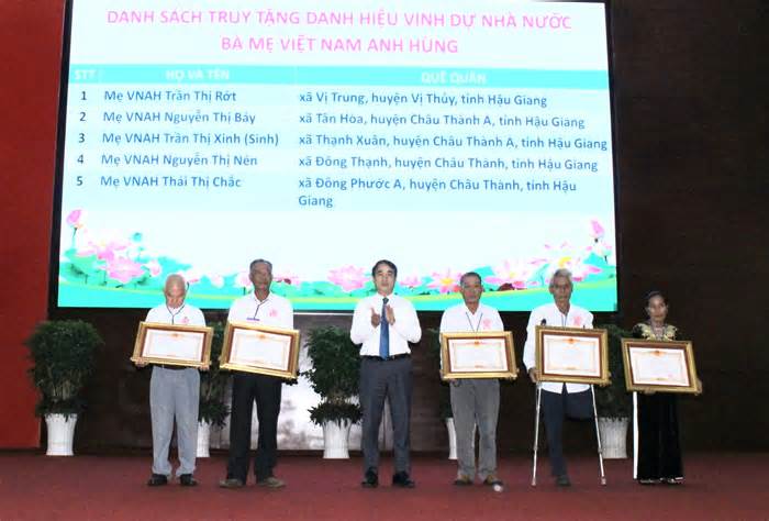 Truy tặng danh hiệu cho 5 Bà mẹ Việt Nam anh hùng ở Hậu Giang