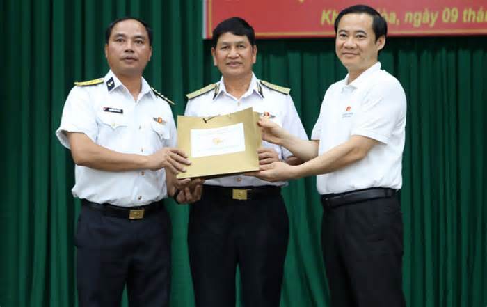 Tặng sách về phòng chống tham nhũng của Tổng bí thư Nguyễn Phú Trọng cho Vùng 4 hải quân