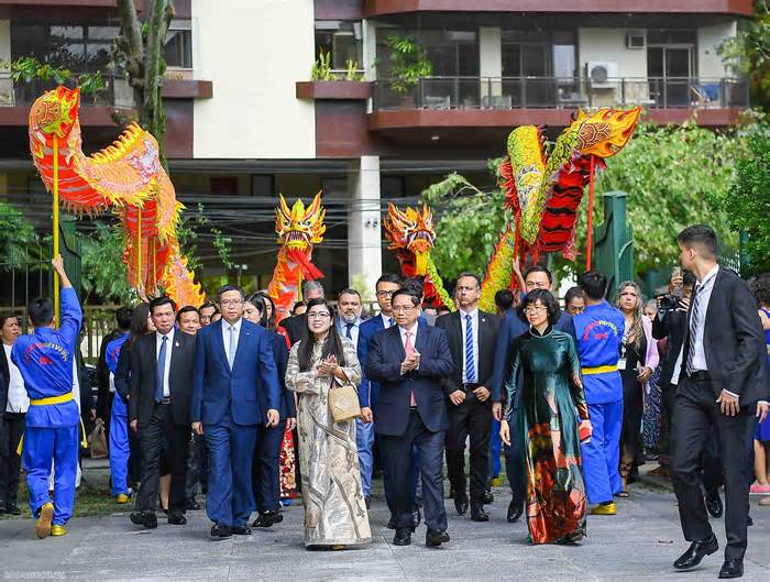 Thủ tướng Phạm Minh Chính tặng tò he, rối nước cho bạn bè Brazil