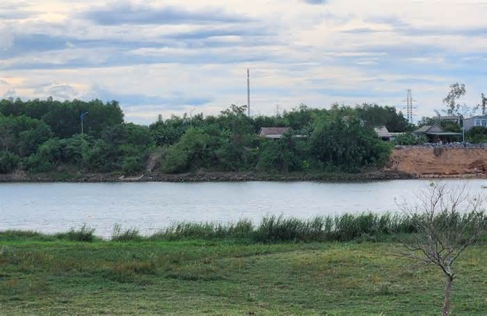 Chấm dứt dự án khai thác cát sỏi có nguy cơ gây sạt lở bờ sông Thạch Hãn