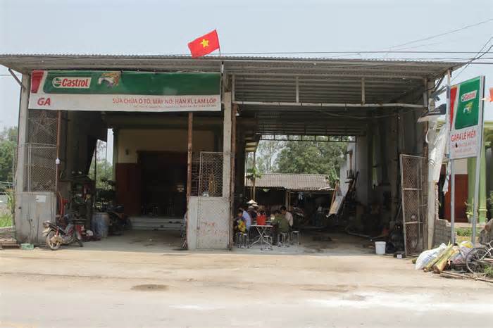 Lõm sân bê tông, mái tôn gara thủng lỗ chỗ tại hiện trường vụ nổ làm 6 người thương vong ở Nghệ An