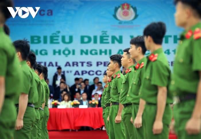 Đại biểu APCCA 41 xem Cảnh sát Việt Nam trình diễn võ thuật, khí công