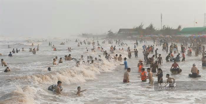 Bất chấp sóng to, người dân vẫn kéo đến checkin, tắm biển ở nhà thờ đổ Nam Định