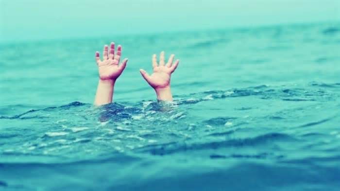 Trẻ đuối nước ở hồ bơi: Cảnh báo người lớn chỉ biết 'cắm mặt' vào điện thoại