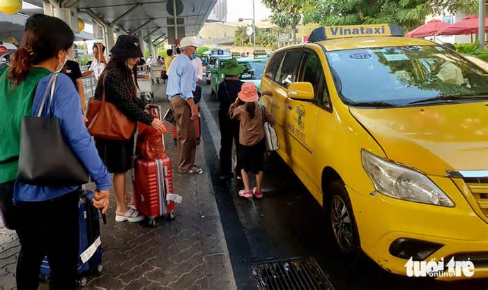 Hành khách đi taxi sân bay Tân Sơn Nhất 'gánh thêm phí', Cục Hàng không nói gì?