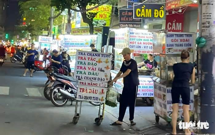 Gần 100 xe đẩy bán hàng rong lấn chiếm đường Nguyễn Gia Trí, gây cản trở giao thông