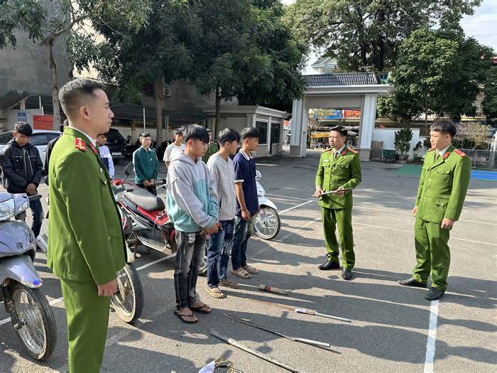 Khởi tố nhóm trai bản chế dao kiếm ra phố diễu võ dương oai