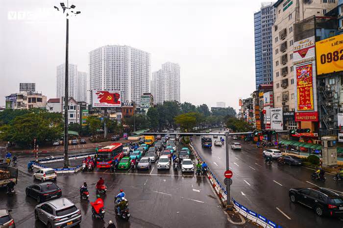 Vắng bóng CSGT, người Hà Nội vẫn chờ đèn đỏ 'thẳng như kẻ chỉ'