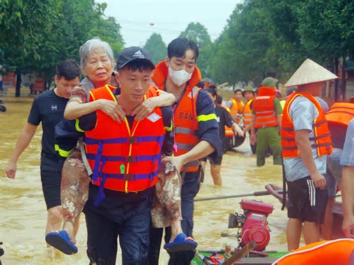 Thái Nguyên gọi, Hà Nội trả lời: Nhiều đội hỗ trợ xuyên đêm chở thuyền lên ứng cứu