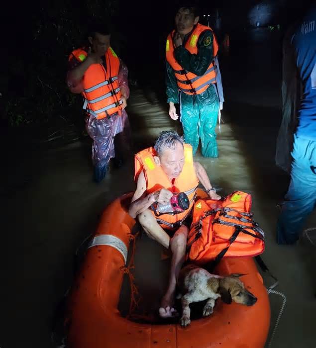 Lực lượng vũ trang xuyên đêm sơ tán dân bị lũ quét, ngập lụt ở Phú Quốc