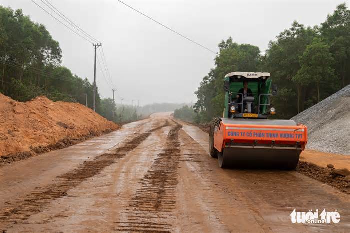 Quảng Trị yêu cầu bí thư, chủ tịch huyện về gặp dân gỡ vướng mặt bằng cao tốc