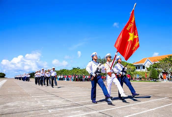 Tác nghiệp giữa trùng khơi mang hơi thở Trường Sa về đất liền