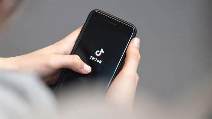 Loạt phụ huynh kiện Tik Tok vì con 'đu trend' tự hại mình