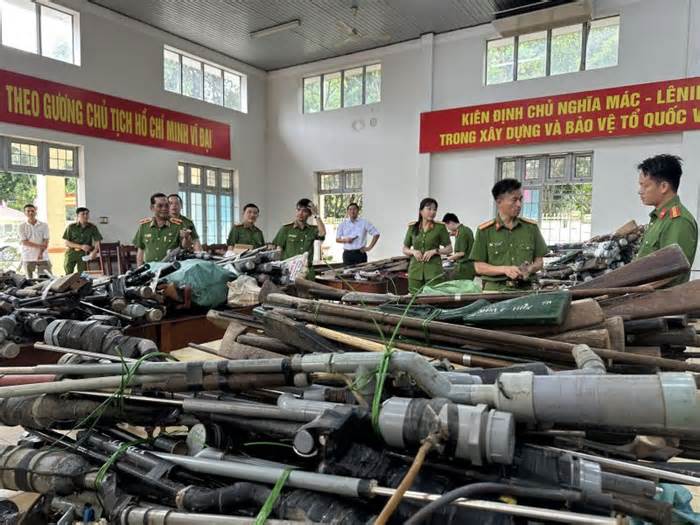 Công an cơ sở Đắk Lắk vận động thu hồi vũ khí
