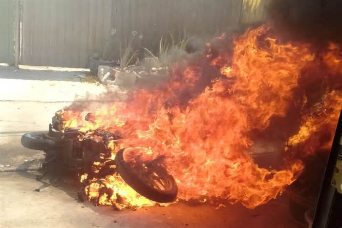 Xe máy bị đốt cháy rụi trong hẻm ở TPHCM