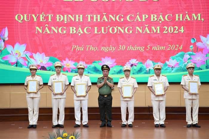 Gần 900 cán bộ Công an tỉnh Phú Thọ được thăng cấp bậc hàm, nâng lương