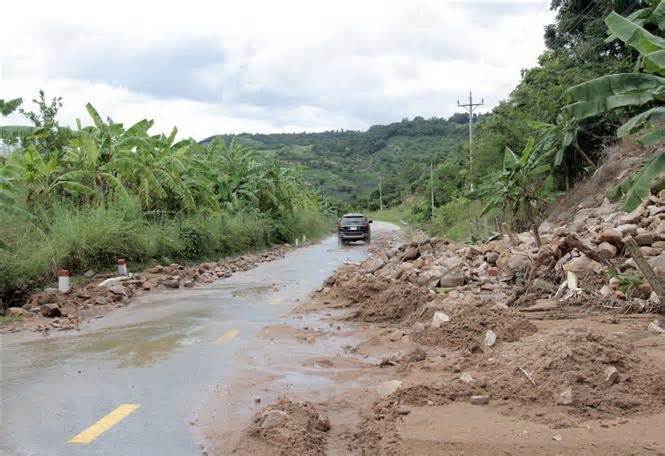 Ninh Thuận: Mưa lớn gây sạt lở và ngập lụt nhiều vùng xung yếu